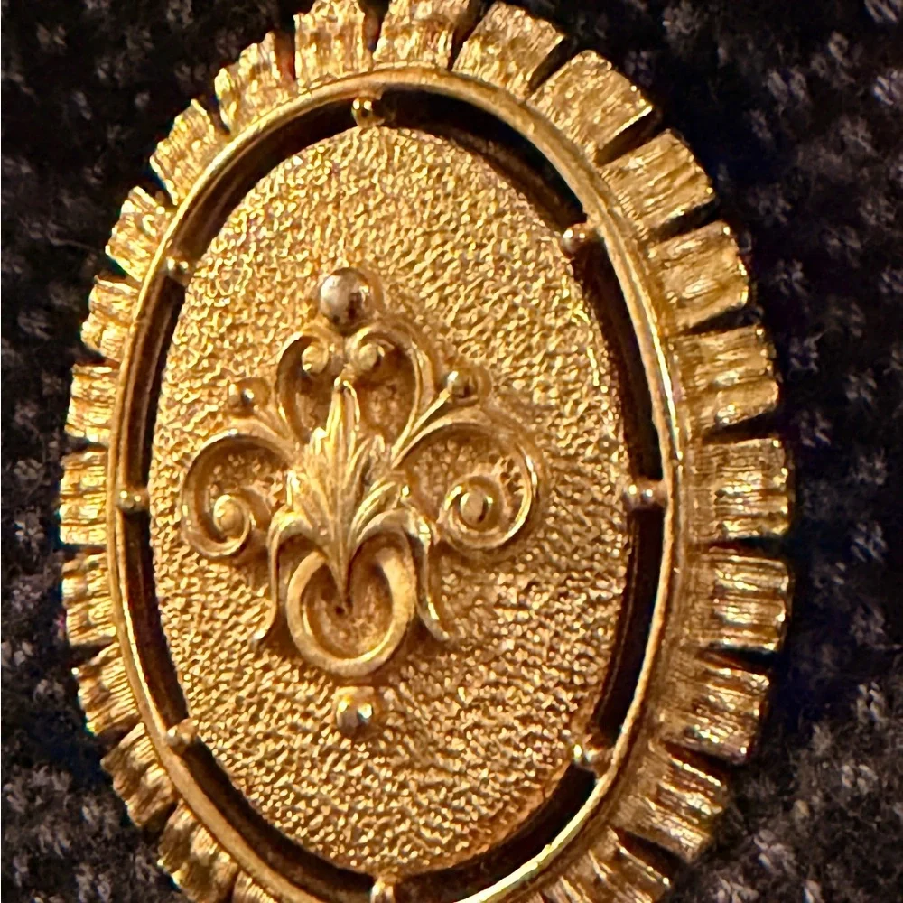🌹VTG Gold Victorian Cameo Pendant Necklace Heirloom Double-Sided Royal Crest - Picture 5 of 9